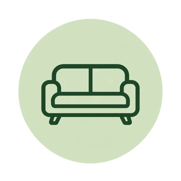 Cama separada de la pared y muebles cercanos